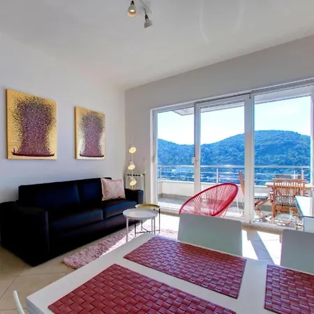 Apartment With Sea View S1